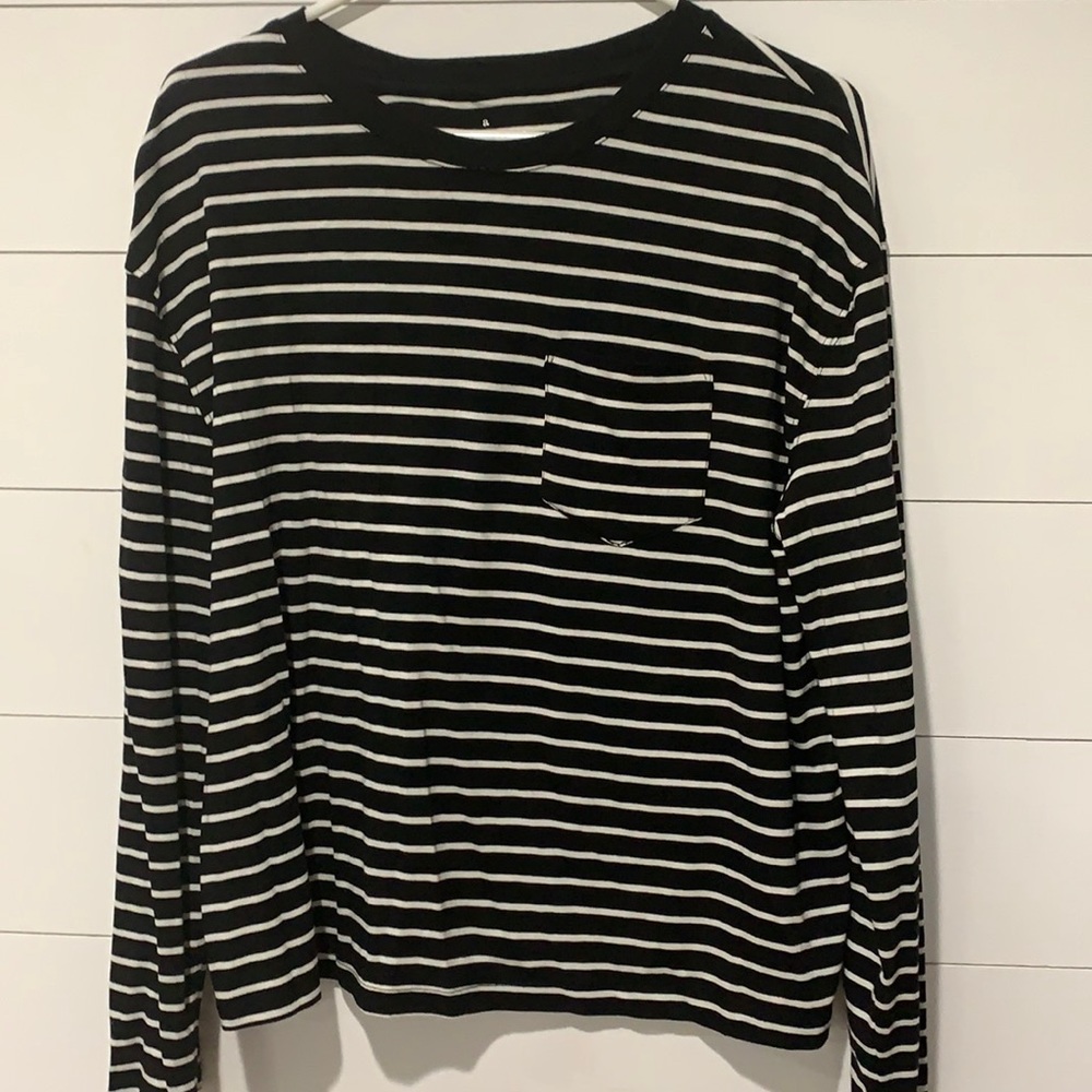 Women’s new without tags crop long sleeve T-shirt.